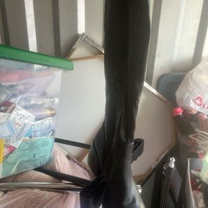 High knee boots in black